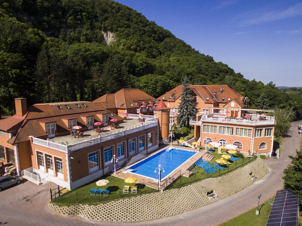 Hotel Bellevue Esztergom Exterior photo